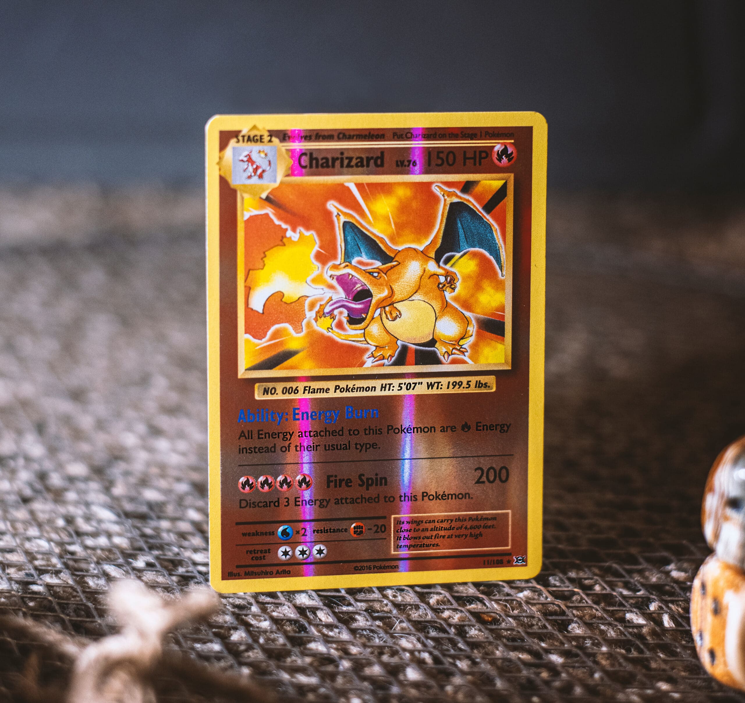 Foto de Carta rara de Charizard - Pokemon cardgame